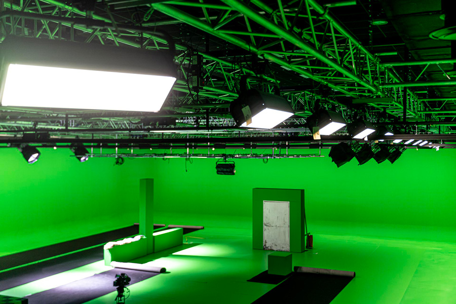 France Télévision éclaire son nouveau studio virtuel avec ETC |  SoundLightUp.SoundLightUp.