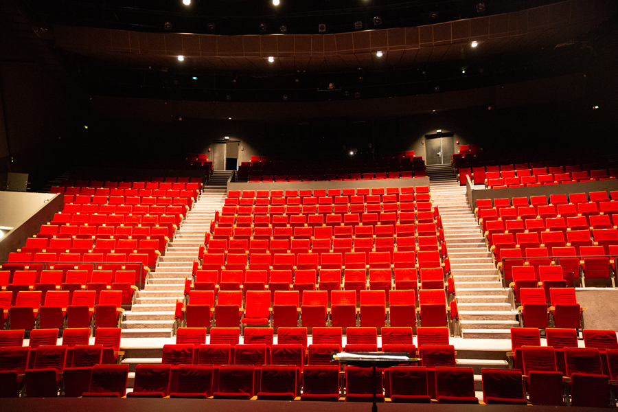 The " Theatre Des Bergeries " upgrade their house lighting with Leds |  SoundLightUp.SoundLightUp.